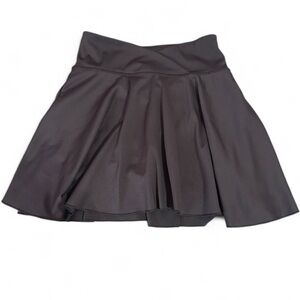 Black pleated mini skirt with a zipper on the side #miniskirt